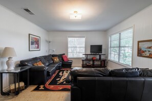 TV, books - The Holidays! Area festivals! Family or couples getaway with pups! (Malakoff)