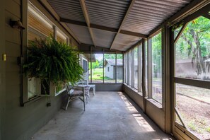 Interior - Book Mothers Day, Graduations & Family or couples getaway with pups! (Malakoff)
