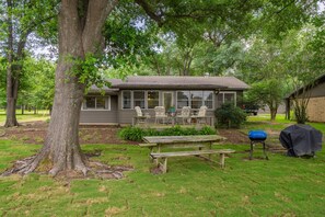 Outdoor dining - Book Mothers Day, Graduations & Family or couples getaway with pups! (Malakoff)