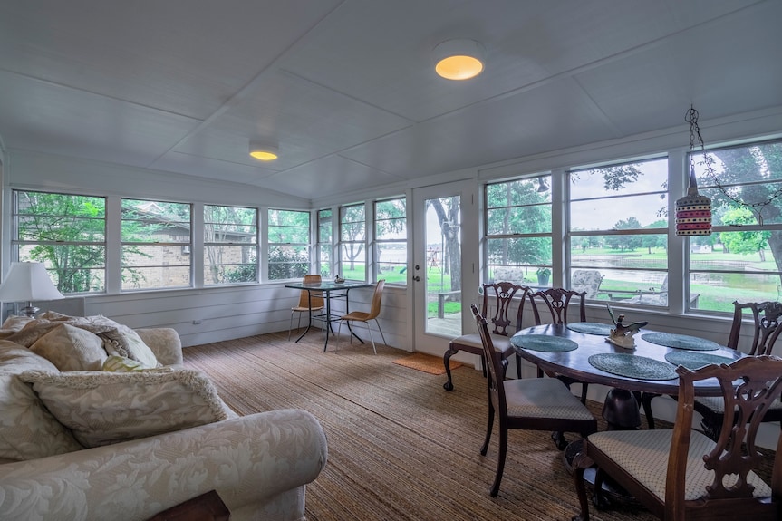 Summer At The Lake! Book Now For Your Preferred Dates.. Friends, Family, Pups! - Log Cabin