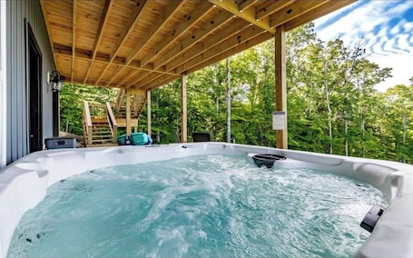 Outdoor spa tub. Nolin Lake*Mammoth Cave