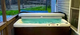 Hot Tub! Sleeps 14! Near Ithaca & Wineries!Dogs Ok!