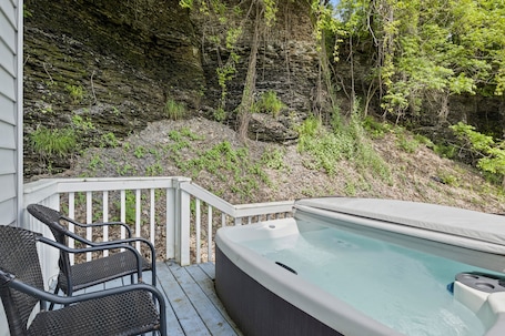 Outdoor spa tub. River Front! In heart of Ithaca!