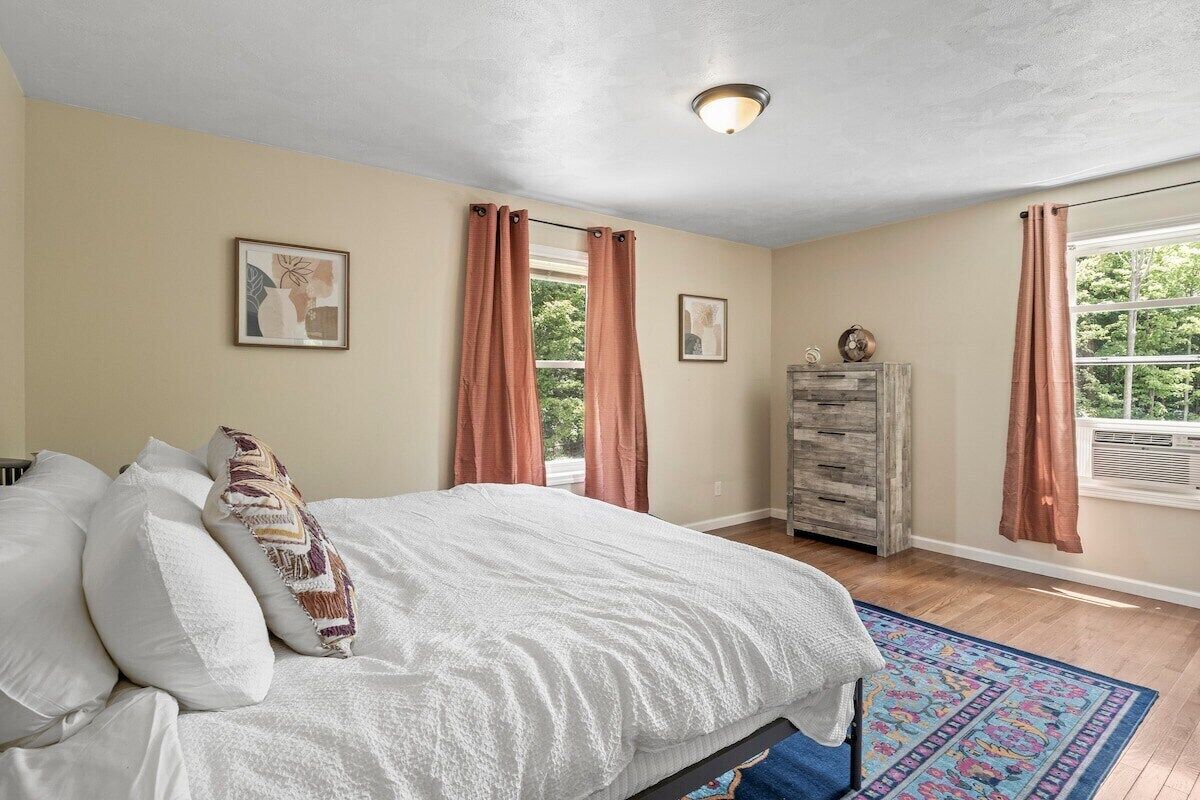 6 bedrooms, iron/ironing board, free WiFi, bed sheets