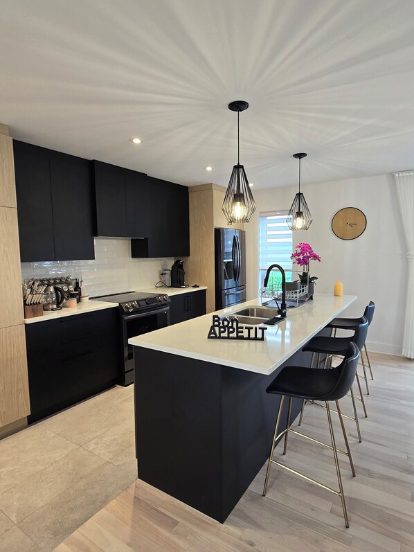 Fridge, microwave, oven, stovetop - Relax with the whole family at this peaceful place to stay. (Carignan)