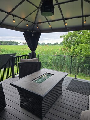 Terrace/patio - Relax with the whole family at this peaceful place to stay. (Carignan)