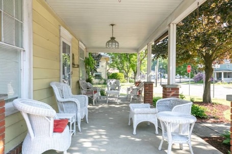 Terrace/patio. Walk to Parks & Restaurants!