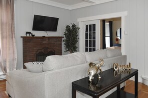 Télévision, baby-foot, livres