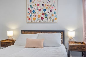 2 bedrooms, iron/ironing board, free WiFi, bed sheets - Walk to IthacaCommons+Bars+Shops (Ithaca)