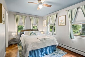 2 bedrooms, iron/ironing board, free WiFi, bed sheets - River front in the heart of Ithaca! (Ithaca)