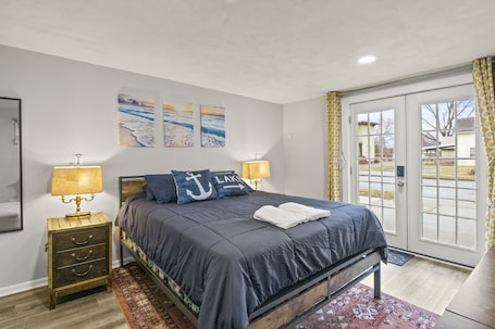 アイロン / アイロン台、WiFi (無料)、ベッドシーツ. Quaint Guest House with walkable locale!