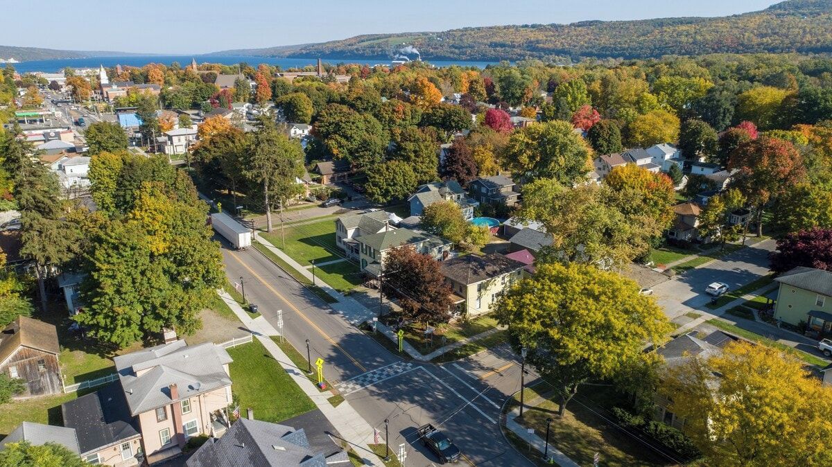 Un quartier résidentiel avec des maisons, des rues et une étendue d’eau en arrière-plan.
