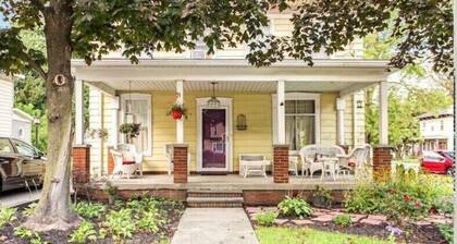 Quaint Guest House with walkable locale!