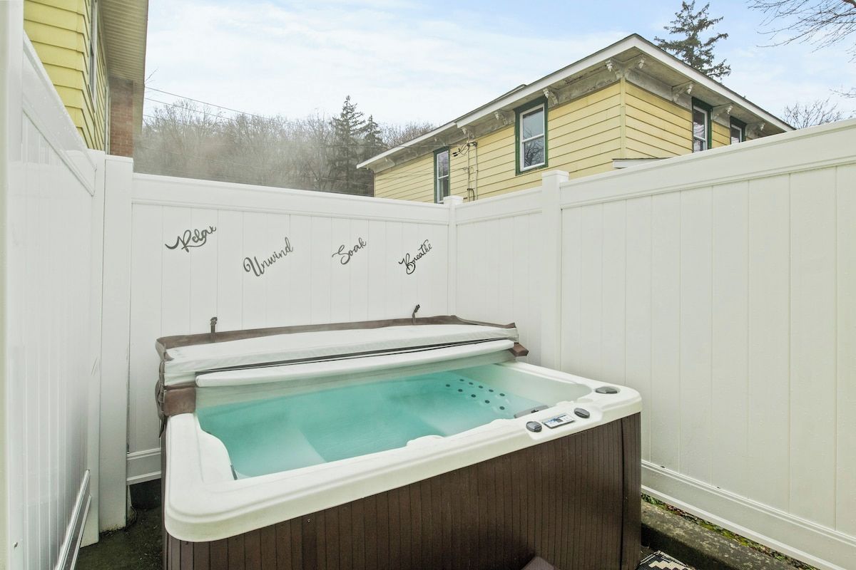 Outdoor spa tub