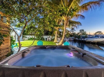 Hot Tub! Roof Top w/ Firepit and Water Front Views
