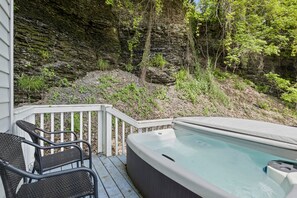 Outdoor spa tub - River Front! in the heart of Ithaca! (Ithaca)