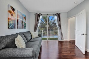 TV - Hot Tub! Roof Top w/ Firepit and Water Front Views (Fort Lauderdale)