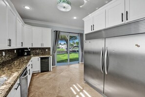 Fridge, microwave, oven, stovetop - Hot Tub! Roof Top w/ Firepit and Water Front Views (Fort Lauderdale)