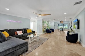 TV - Hot Tub! Roof Top w/ Firepit and Water Front Views (Fort Lauderdale)