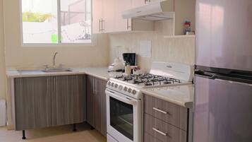 Coffee/tea maker, blender, cookware/dishes/utensils