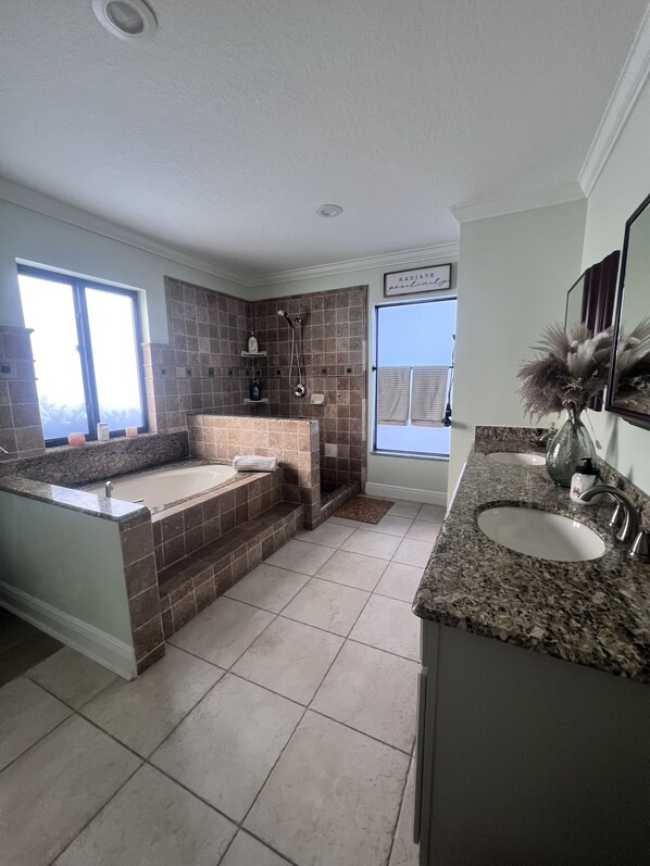 Hair dryer, bidet, towels, soap - Spacious PGA Golf & Mets Stadium Retreat (Port St Lucie)