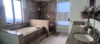 Spacious PGA Golf & Mets Stadium Retreat