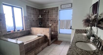 Spacious PGA Golf & Mets Stadium Retreat