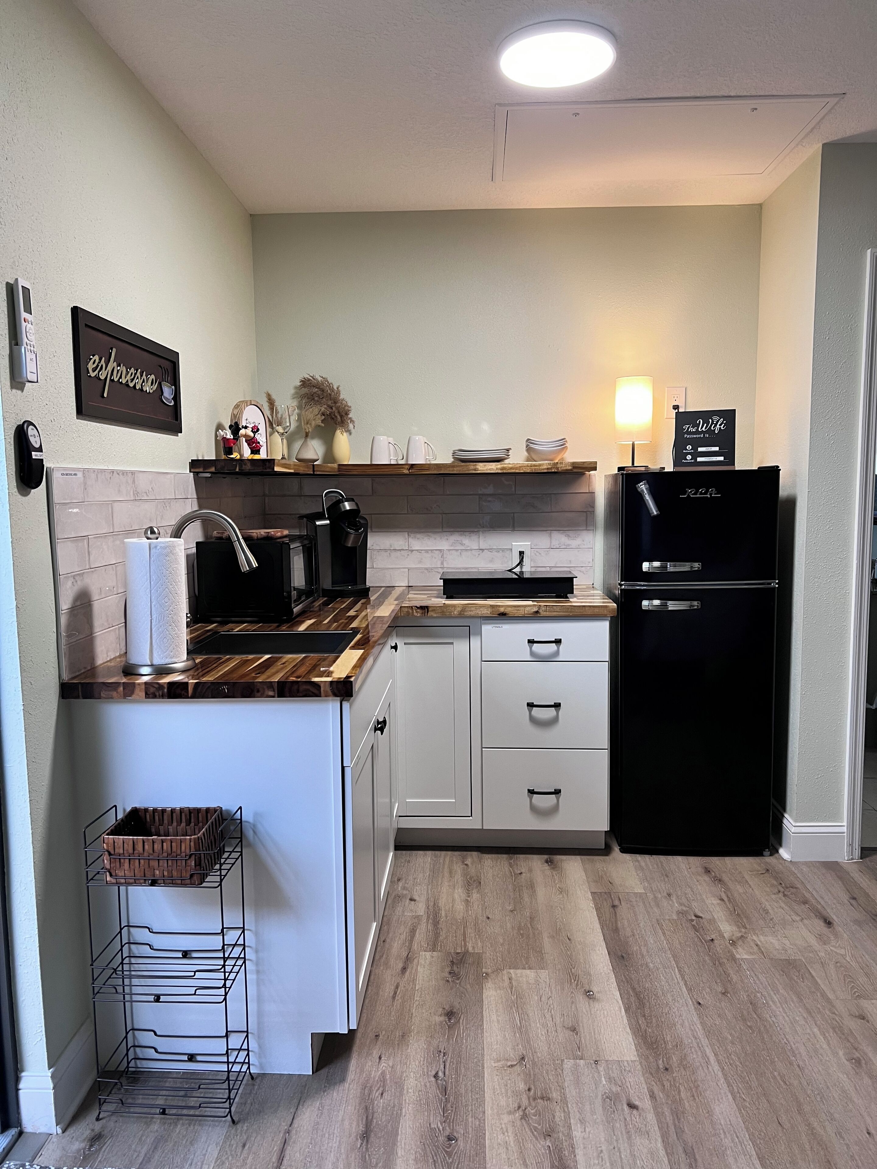 Réfrigérateur, micro-ondes, plaque de cuisson, cafetière/bouilloire