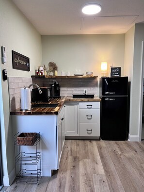 Kjøleskap, mikrobølgeovn, kokeplater og kaffetrakter/tekoker