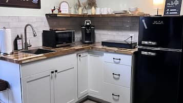 Réfrigérateur, micro-ondes, plaque de cuisson, cafetière/bouilloire