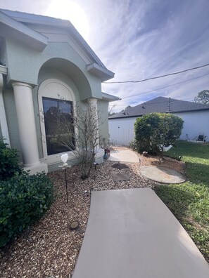 Property grounds - The Perfect Place now with a king size bed (Port St Lucie)