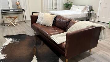 Smart TV, chimenea y libros