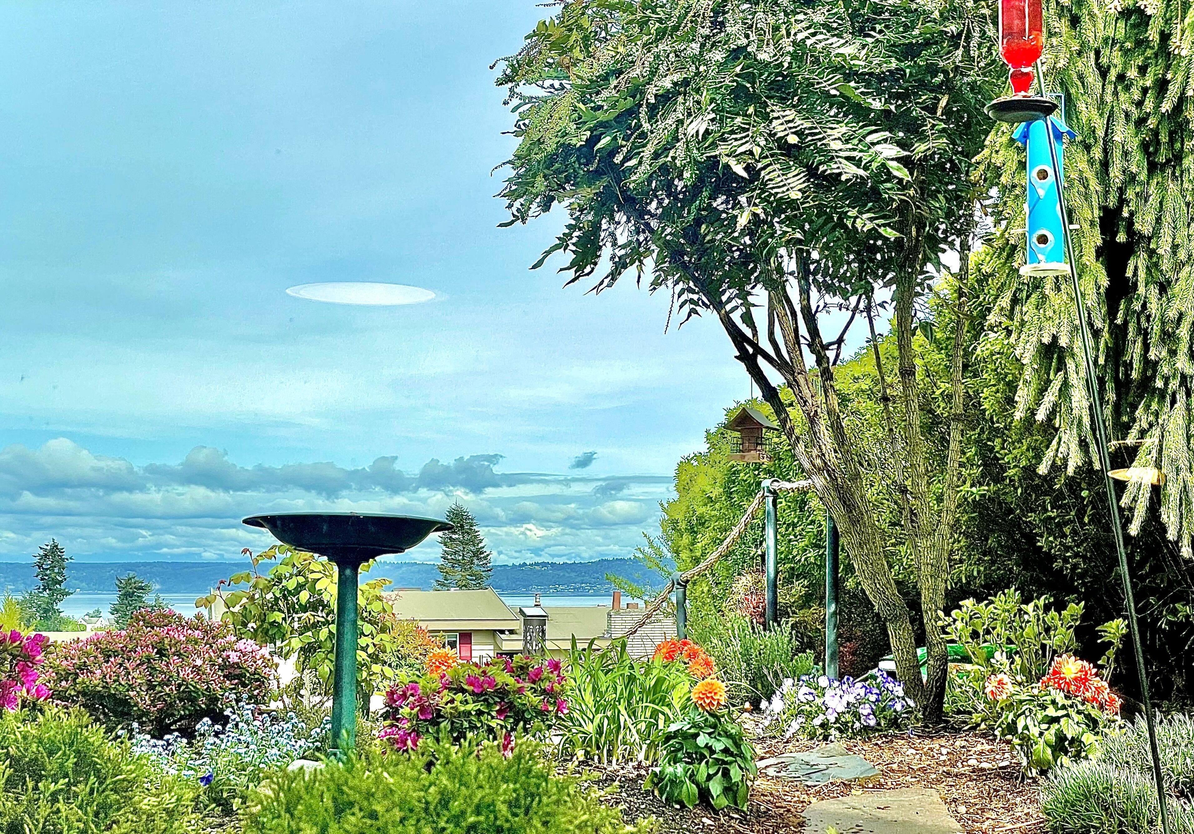 1300sft designer’s Spacious sea-view home surrounded by well maintained garden. 