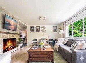 Smart TV, fireplace, computer monitors - 1300sft Retreat w/ Sound View, Garden & Privacy (Federal Way)