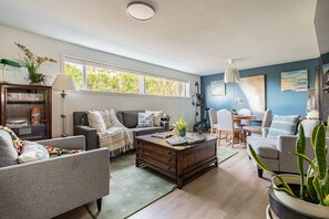 Smart TV, caminetto, monitor per computer