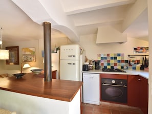 Fridge, microwave, oven, coffee/tea maker