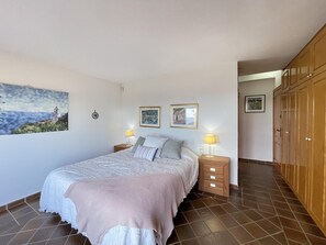 4 habitaciones, tabla de planchar con plancha y acceso a internet 