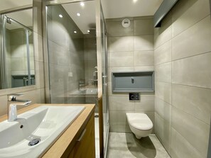 Een douche, een haardroger, handdoeken, zeep