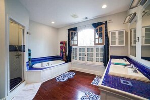 Shower, hair dryer, towels, soap - Whimsy - Gorgeous home close to Atlanta in Decatur (Decatur)