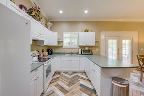Fridge, microwave, stovetop, dishwasher