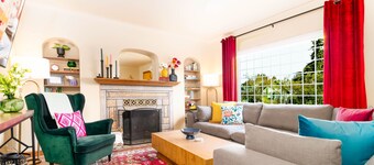 Charming Cottage Retreat - with Hot Tub, Sauna & 5 min walk to town!