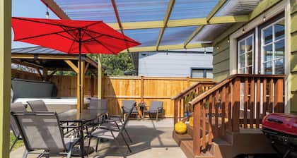 Charming Cottage Retreat - with Hot Tub, Sauna & 5 min walk to town!