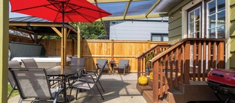 Charming Cottage Retreat - with Hot Tub, Sauna & 5 min walk to town!