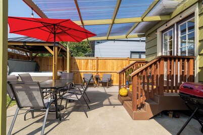 Charming Cottage Retreat - with Hot Tub, Sauna & 5 min walk to town!