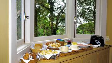 Café da manhã com buffet grátis todos os dias