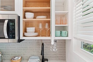 Een koelkast, een microgolfoven