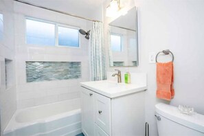 Shower - Beautiful Cape in the Heart of Kensington (San Diego)
