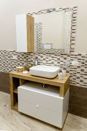 Haartrockner, Bidet, Handtücher, Seife