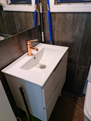 Secadora de cabello, toallas, jabón, papel de baño 