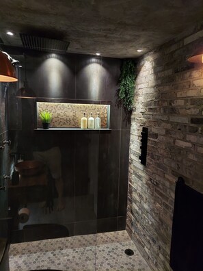 Haartrockner, Handtücher, Seife, Toilettenpapier